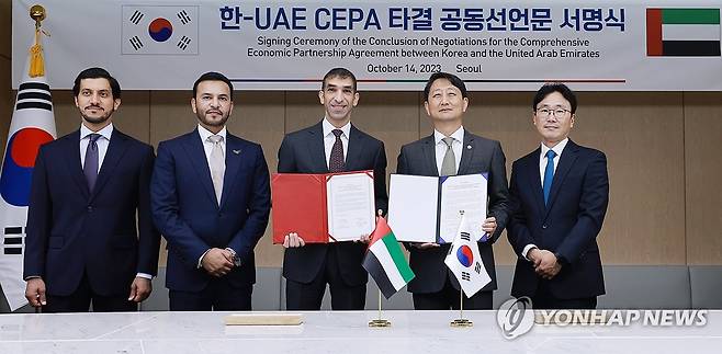 한-UAE, CEPA 타결 공동선언문 서명식 (서울=연합뉴스) 홍해인 기자 = 안덕근 산업통상자원부 통상교섭본부장(오른쪽 두 번째)이 14일 오후 서울 중구 대한상공회의소에서 타니 빈 아흐메드 알 제유디 아랍에미리트(UAE) 경제부 대외무역 특임장관(가운데)과 한-UAE 포괄적경제동반자협정(CEPA) 서명식을 갖고 기념촬영을 하고 있다. 2023.10.14 hihong@yna.co.kr