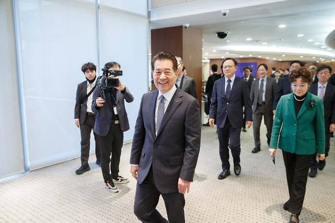 장인화 포스코홀딩스 회장이 지난달 21일 서울 강남구 포스코센터에서 열린 제56기 정기주주총회장에 입장하고 있다.(사진=포스코홀딩스)