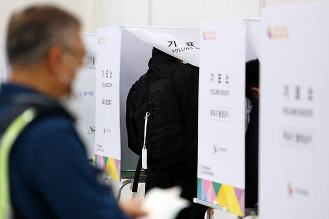 제22대 국회의원 선거 사전투표가 시작한 5일 오전 광주 북구 전남대학교 컨벤션홀에 마련된 사전투표소에서 유권자들이 투표를 하기 위해 이동하고 있다. (사진=연합뉴스)