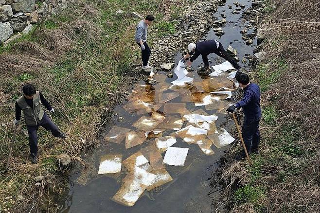 경북 포항에 위치한 미군 부대 ‘캠프 무적’에서 유출된 기름을 방제하는 작업자들(사진=연합뉴스)