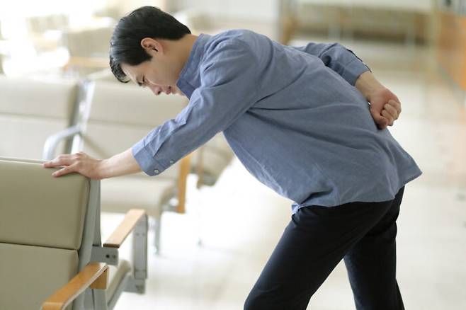 척추질환을 가진 환자들의 나이가 점점 젊어지고 있다. 책상 앞에 오래 앉아 있을 경우 자주 일어나 스트레칭을 하거나 가볍게 걸어 척추부담을 덜어줘야 한다. [사진=클립아트코리아]