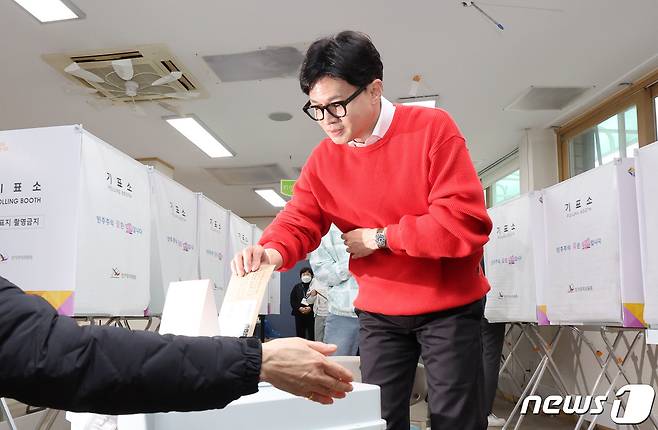 제22대 국회의원 선거 사전투표 첫날인 5일 오전 한동훈 국민의힘 총괄선거대책위원장이 서울 서대문구 신촌동 주민센터 투표소에서 사전투표를 하고 있다. (공동취재) 2024.4.5/뉴스1 ⓒ News1 임세영 기자