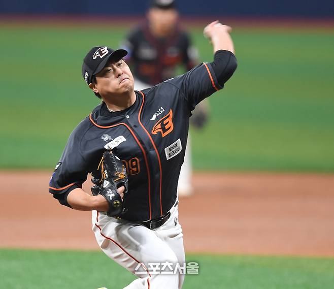 한화 선발투수 류현진이 5일 고척스카이돔에서 열린 2024 KBO리그 키움과 경기에서 역투하고 있다. 고척 | 최승섭기자 thunder@sportsseoul.com