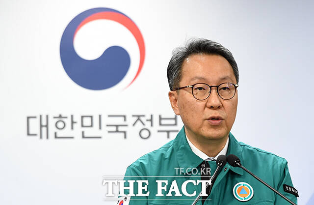 박민수 보건복지부 2차관은 5일 의사 집단행동 중앙재난안전대책본부 브리핑에서 "(의대 2000명 증원) 대안이 제시되지 않았다"며 "정부가 정책 결정을 내린 사항이기 때문에 특별한 변경 사유가 있기 전까지는 기존 방침이 그대로 유효하다"고 밝혔다. /임영무 기자