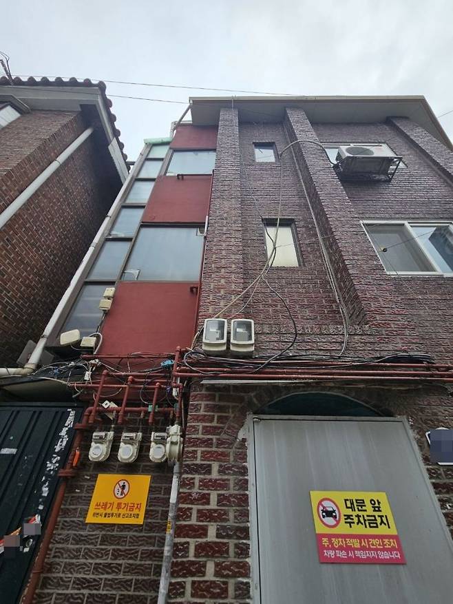 3일 서울 성북구 안암동의 한 다세대 빌라의 가스 배관이 건물 외벽을 타고 지표면 부터 뻗어있다. [사진=이지은 기자]