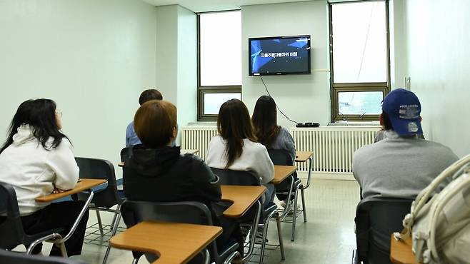 원주운전면허시험장에서 운전면허시험 응시자들이 응시 전 교통안전교육을 수강하고 있다/사진제공=도로교통공단