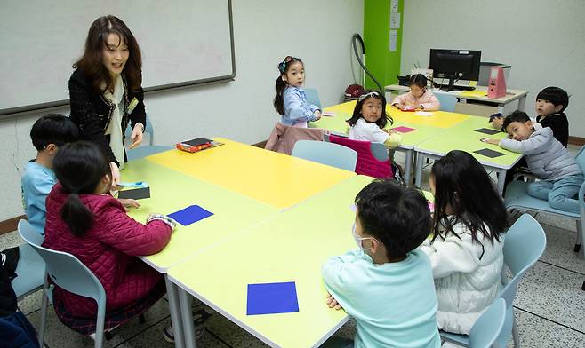 경기 화성시 아인초등학교에서 이정연 늘봄학교 강사가 종이접기 수업을 하고 있다. /박상훈 기자