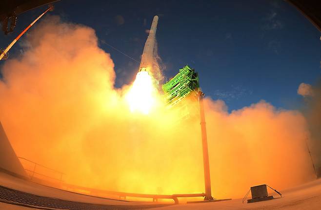 지난 21일 전남 고흥군 나로우주센터 제2발사대에서 발사된 한국형 발사체 누리호(KSLV-ll)가 우주를 향해 비행하고 있다./사진공동취재단