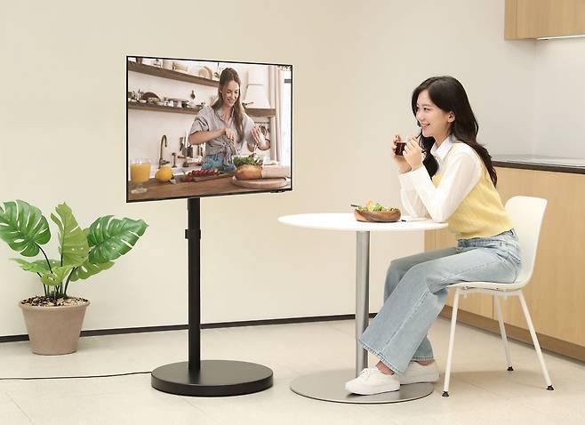 삼성전자 43형 스마트모니터와 결합한 '스마트 모니터 무빙 스탠드'./삼성전자 제공