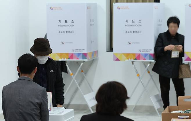 제22대 총선 사전투표 첫날인 5일 서울 영등포구 문래동주민센터에 마련된 사전투표소에서 유권자들이 투표를 하고 있다. /뉴스1
