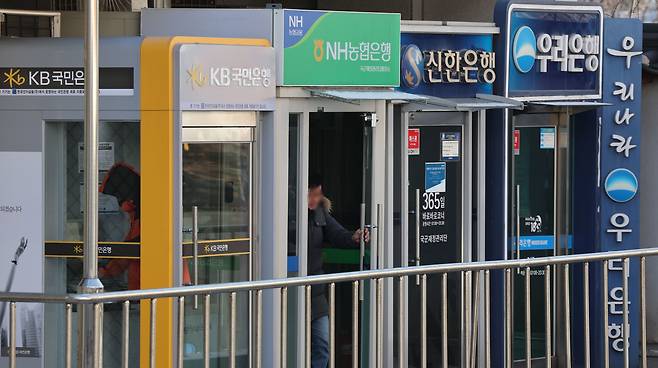 사진은 서울 시내 시중은행 ATM 기기를 이용하는 시민들의 모습. /뉴스1