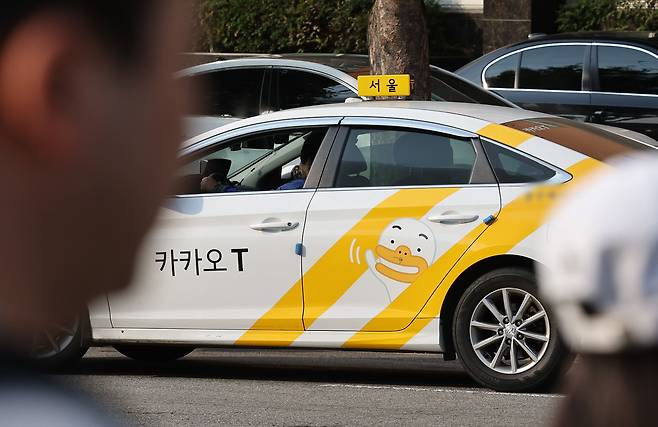 카카오 택시가 주행하고 있다. /뉴스1