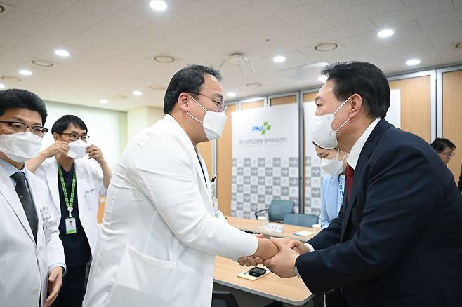 윤석열 대통령이 5일 오후 부산 서구 부산대학교병원 권역외상센터를 찾아 의료진과 악수하고 있다. /뉴스1