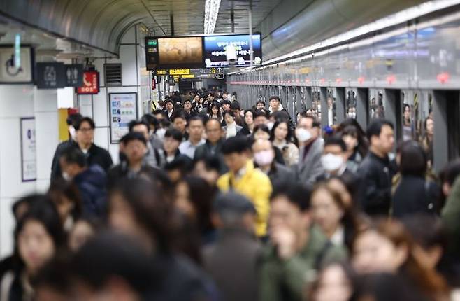 서울교통공사 노조 파업 이틀째인 지난해 11월 10일 오전 서울 지하철 광화문역에서 시민들이 열차에서 내리고 있다.ⓒ연합뉴스