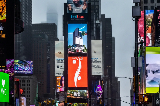 삼성전자가 미국 뉴욕 타임스스퀘어에서 '비스포크 AI 패밀리허브' 냉장고 영상으로 옥외광고를 선보였다. 삼성전자 제공