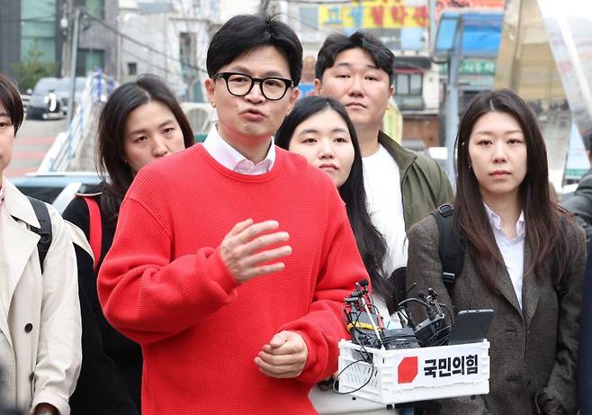 한동훈 국민의힘 비상대책위원장이 5일 오전 서울 서대문구 구.신촌동주민센터에 마련된 제22대 국회의원 선거 사전투표소에서 투표를 마친 후 취재진의 질문에 답변하고 있다. (공동취재) 2024.04.05. photo@newsis.com /사진=뉴시스