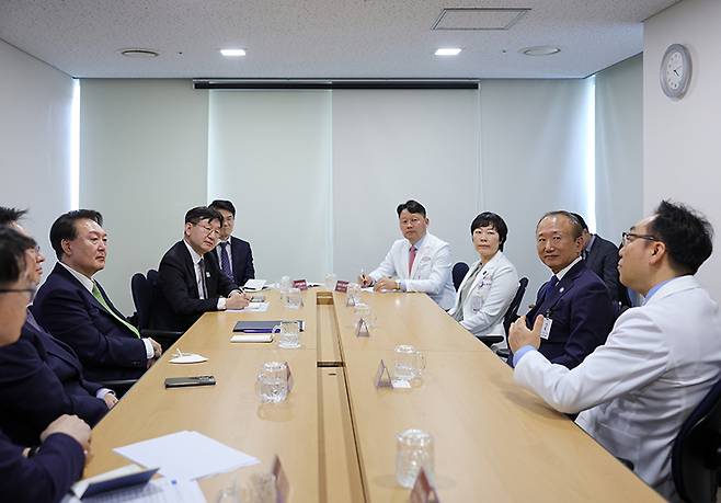 윤석열 대통령이 지난 1일 대전 유성구 유성선병원을 방문해 의료진과 간담회 중 참석자 발언을 듣고 있다. (ⓒ뉴스1, 무단 전재-재배포 금지)