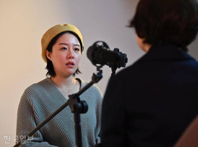연극 연출가 출신으로 현재 드라마 작가로 활동하고 있는 이민지씨를 3월 7일 만났다. 민지씨는 3년 전인 2021년 12월, 남자친구를 자살로 잃었다. 최주연 기자