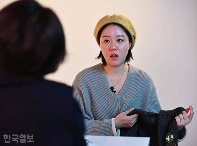 민지씨에게 외할머니가 즐겨 입으시던 니트 조끼는 마치 ‘구명조끼’ 같다. 마음이 불안할 때 조끼를 입으면 보호받는 기분이 든다고 했다. 더불어 엄마와 나눠 낀 반지 역시 자신에게 살아야 하는 의미를 되새겨주는 물건이다. 최주연 기자
