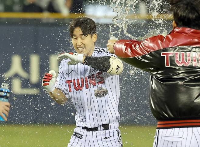 4일 오후 서울 잠실야구장에서 열린 NC와 LG 경기. LG 구본혁이 연장 11회 1사 2,3루서 끝내기 안타를 날리고 물세례를 받으며 기뻐하고 있다. 잠실=정시종 기자&nbsp;