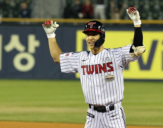 4일 오후 서울 잠실야구장에서 열린 NC와 LG 경기. LG 구본혁이 연장 11회 1사 2,3루서 끝내기 안타를 날리고 기뻐하고 있다. 잠실=정시종 기자&nbsp;