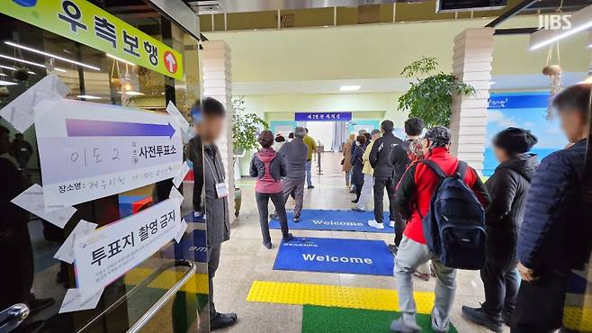 오늘(5일) 제주시청 제1별관에 마련된 이도2동 사전투표소에 유권자들의 발길이 이어지는 모습
