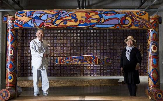 전혁림 화백의 유작 ‘새 만다라’ 앞에 선 김이환(왼쪽), 신영숙 관장 부부. [중앙포토]