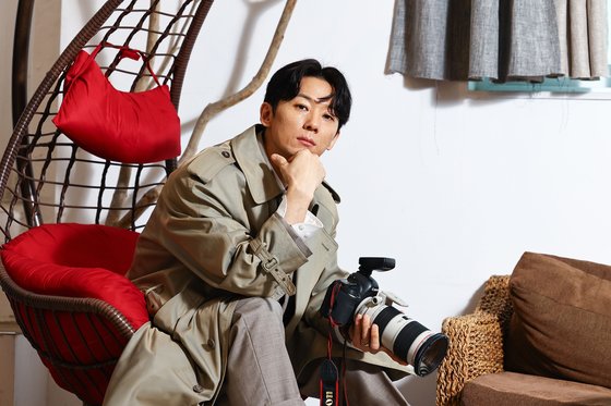 박귀섭 작가와 그의 카메라. 그의 예명 BAKI는 어린 시절 별명이라고 한다. 김종호 기자