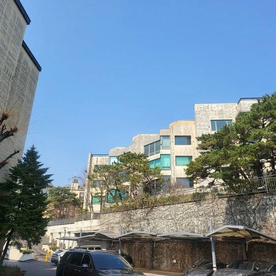 대우산업개발 한재준 전 부회장이 회삿돈으로 2채를 매입한 서울 용산구 한남동 유엔빌리지 내 한남리버힐 단지. 이 단지 내 주택의 호가는 70억~80억원이다. 함종선 기자