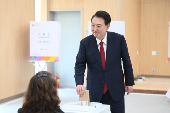 윤석열 대통령이 5일 오전 부산 강서구 명지1동 행정복지센터에서 제22대 국회의원 선거 사전 투표를 하고 있다. 사진 대통령실