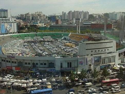 풍물시장과 주차장으로 사용되던 시절의 동대문운동장 모습. /나무위키