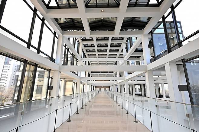 동관 2층과 서관 2층을 잇는 다리인 ‘트윈 브릿지’. 사진=서범세 기자