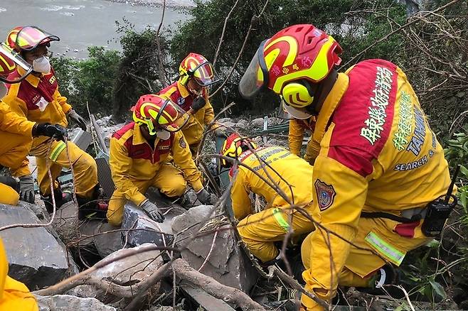 4일 많은 지진 피해가 발생한 대만 동부 화롄현의 산악 지역에서 구조대원들이 산사태로 무너진 바위들 틈에서 희생자를 수색하고 있다. AFP연합뉴스
