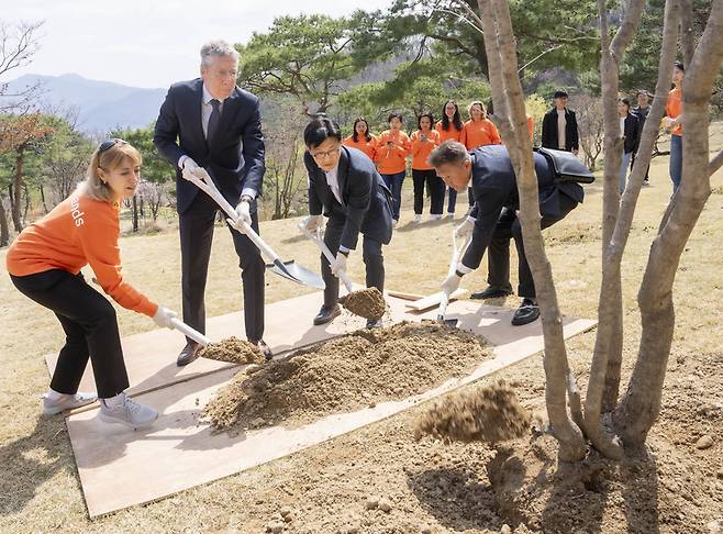 에버랜드 식목일 기념식수 현장 / 사진 = 삼성물산 리조트부문
