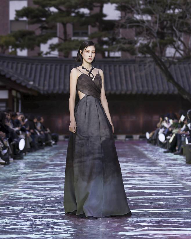 지난달 20일 운현궁에서 열린 지춘희 디자이너의 2024 가을겨울(FW) ‘미스지 콜렉션’ 패션쇼 모습.