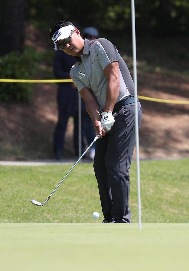 KPGA 투어 통산 상금랭킹 1위 박상현은 2024시즌 개막에 맞춰 웨지, 아이언, 드라이버 등 클럽 점검을 마쳤다. 박상현은 웨지의 그루브가 닳을 때마다 새로운 웨지로 바꾼다고 밝혔다. 매경DB