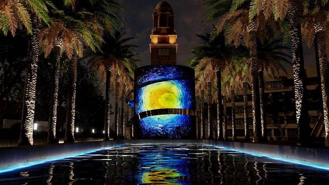 '반 고흐와의 항해(Voyage with Van Gogh)' 특별전으로 홍콩 침사추이 시계탑에 설치된 미디어 아트 작품.  비수라스튜디오