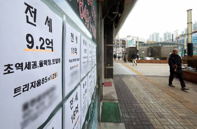 올해 HUG가 감정평가 시행 법인으로 지정해놓은 감정평가기관이 종전 37곳에서 33곳으로 줄었다. 사진은 서울 송파구의 한 공인중개업소.  /사진=뉴시스
