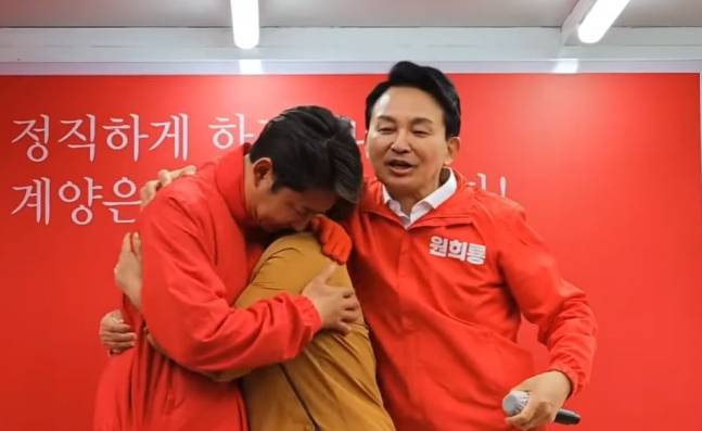 이천수가 유세 도중 어머니를 안고 있다. [유튜브 '원희룡TV' 캡처]