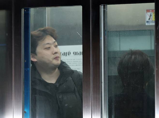 전국의과대학교수협의회(전의교협) 비공개 총회가 열린 지난달 9일 오후 서울시내 한 식당에서 박단 대한전공의협의회(대전협) 비대위원장이 건물을 나서다 취재진을 보고 황급히 이동하고 있다. [연합]