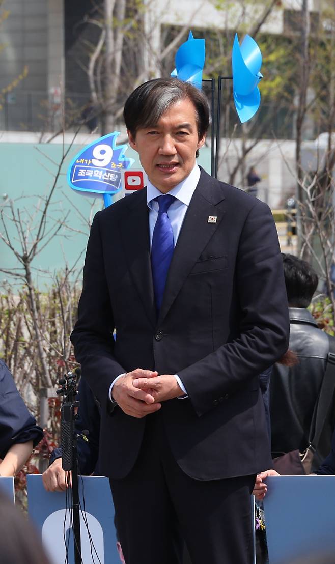 질문에 답하는 조국 대표     (서울=연합뉴스) 한종찬 기자 = 조국혁신당 조국 대표가 4일 오후 서울 용산구 효창공원역 인근에서 열린 '검찰독재 조기종식, 서울시민과 함께' 행사에서 발언하고 있다. 2024.4.4     saba@yna.co.kr (끝)   연합뉴스