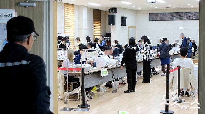 5일 22대 국회의원 선거 사전투표소가 마련된 충북 청주시 율량사천동 행정복지센터에서 유권자들이 투표에 참여하고 있다. 최범규 기자