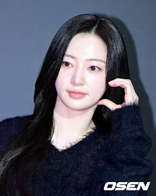 [OSEN=지형준 기자]배우 송하윤이 포토타임을 하고 있다. 2024.02.28 /jpnews@osen.co.kr