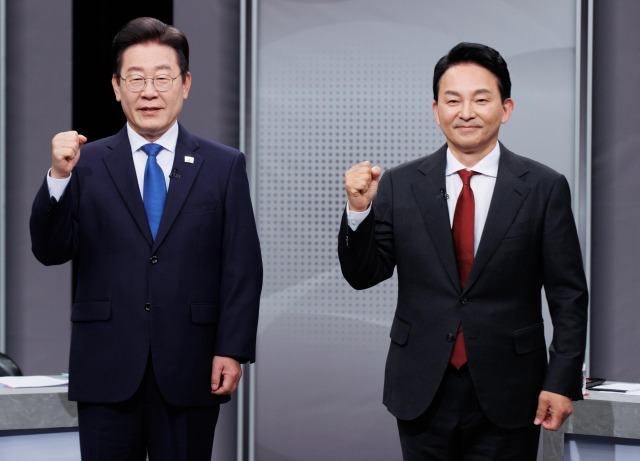 ▲제22대 총선 인천 계양을에 출마한 더불어민주당 이재명, 국민의힘 원희룡 후보가 1일 오후 경기 부천시 OBS 경인TV에서 열린 후보자 토론회에서 포즈를 취하고 있다. ⓒ연합뉴스