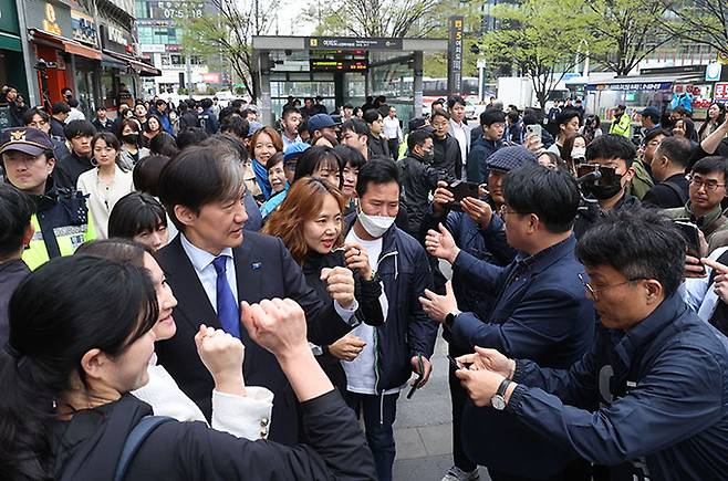 조국 조국혁신당 대표가 4일 오전 서울 영등포구 여의도역 입구에서 시민들과 기념사진을 찍고 있다. 뉴시스