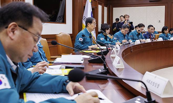 한덕수 국무총리가 5일 서울 종로구 정부서울청사에서 열린 의사 집단행동 대응 중앙재난안전대책본부 회의에 참석해 전날 윤석열 대통령과 박단 대한전공의협의회(대전협) 비상대책위원회 위원장과의 만남에 대한 정부의 입장을 설명하고 있다. 연합뉴스