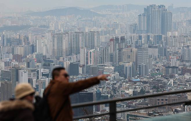 남산타워에서 본 아파트 단지 모습. 뉴스1