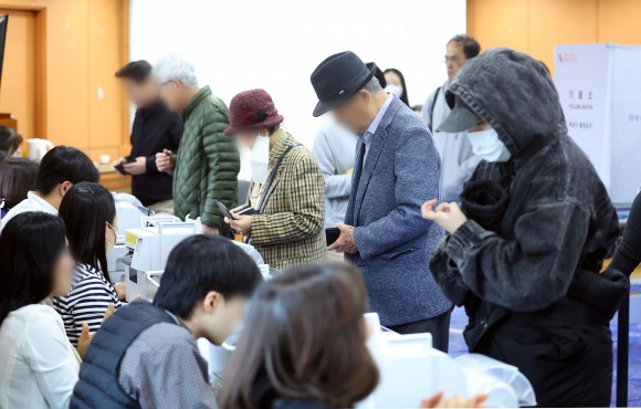 사전투표 찾은 어르신들 - 4·10 총선 사전투표가 시작된 5일 오전 서울 동작구 상도1동주민센터를 찾은 어르신들이 투표를 하고 있다.  연합뉴스