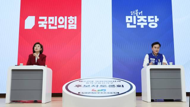 제22대 총선 국민의힘 나경원·더불어민주당 류삼영 동작구을 후보가 1일 서울 서초구 한국세무사회에서 후보자 토론회 리허설을 하고 있다. 연합뉴스