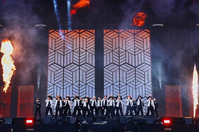 지난달 30~31일 인천아시아드주경기장에서 열린 세븐틴 앙코르 투어 ‘SEVENTEEN TOUR ‘FOLLOW’ AGAIN TO INCHEON’ 장면. 하이브 제공.